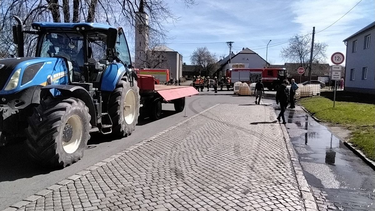 Zápach z havárie kontejnerů s hnojivem znepříjemnil vesnici na Moravě Velký pátek